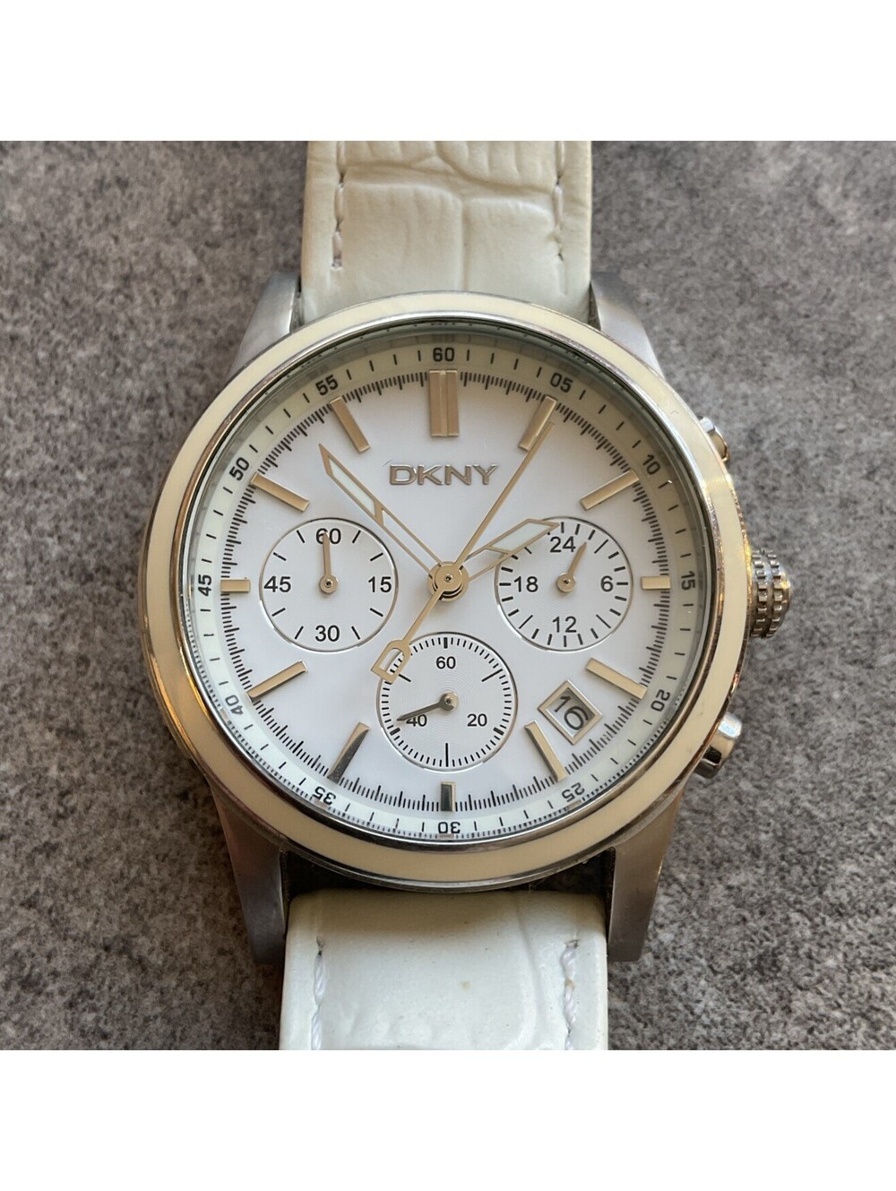Beautiful DKNY Womens Chronograph Watch 39mm Silver Tone Case Leather Band B-Y